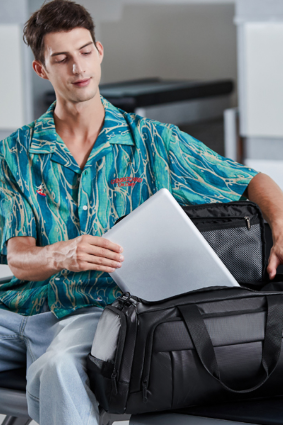 ARCTIC HUNTER LXB00932 | Maleta Deportiva Duffle convertible 3 en 1 | Mochila, bolso y bandolera de viaje 33L  para laptop 13” y zapatos.